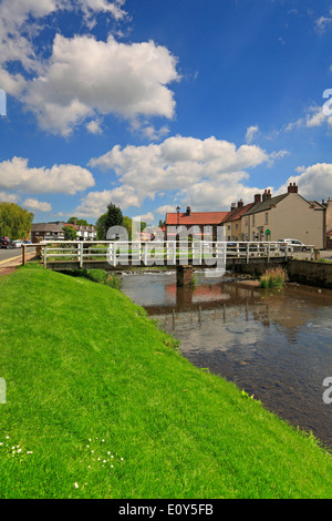 Passerella in legno sopra il fiume Leven in grande Ayton, bassa verde, North Yorkshire, Inghilterra, Regno Unito. Foto Stock