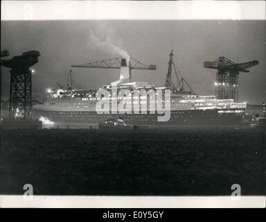 Nov. 11, 1968 - Queen Elizabeth 2 effettua il primo ''Voyage'': La foto mostra la camicia nuova Queen Elizabeth 2 muovendosi da lei appena fuori bacino a Clydebank inizio ieri. Nel suo primo viaggio sotto il suo potere, la 65.000- ton Cunarder, con il Principe Carlo sul ponte, è andato a 13 miglia giù il Clyde a Greenock per un bacino di carenaggio per la rimozione dei raccordi sul suo scafo utilizzato durante il suo lancio. Foto Stock