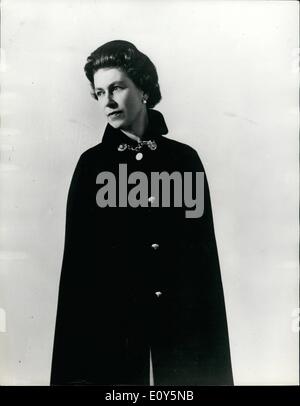 Nov. 11, 1968 - H.M. Queen Elizabeth II- da Cecil Beaton. Questo recente ritratto della regina da Cecil Beaton mostra il suo M. Jeaty indossa un mantello in barca. Il ritratto è stato per la prima volta mostrato nella National Portrait Gallery mostra ''Beaton ritratti 1928-1968'' che ha aperto il Nov 1° 1968; è il primo di tali esposizioni che sia mai stata dedicata al lavoro di un artista della fotocamera. Foto Stock