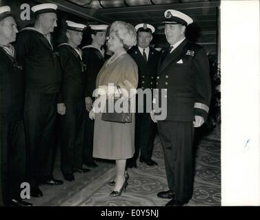 Nov. 11, 1968 - Regina madre paga ultima visita a Q.E... Southampton: Queen Elizabeth la Regina madre a chiacchierare con i membri del Foto Stock