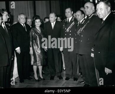 Nov. 11, 1968 - Ricevimento in ambasciata sovietica in  su anniversario della grande ottobre rivoluzione socialista: un ricevimento si è tenuto a L'Ambasciata sovietica la sera del 7 novembre 1968 a Budapest, per onorare il 51º anniversario del grande ottobre rivoluzione socialista. Mostra fotografica di Janos Kadar, Primo Segretario del Comitato Centrale del socialista ungherese Partito dei Lavoratori /c/, e sua moglie, insieme con due ambasciatore sovietico in Ungheria F.J. Titov /terzo da sinistra/, e generali sovietica presso la reception. Foto Stock