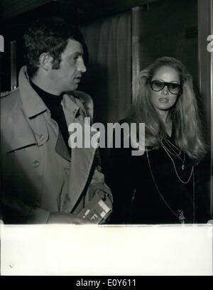 Nov. 29, 1968 - Jean Paul Belmondo e Ursula Andress all'aeroporto di Orly Foto Stock