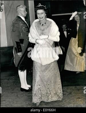 Mar 03, 1969 - Queen assiste Royal Gala a Covent Garden: Questa sera la regina ha partecipato ad una performance di gala al Covent Garden per contrassegnare il trentacinquesimo anniversario di Dame Margot entrata nel Royal Ballet. Dame Margot Fonteyn e Rudolf Nureyev danzato ruoli principali in Roland Petit è di nuovo il balletto ''Pelleas et Melisande''. Mostra fotografica di H.M. la regina visibile sul suo arrivo previsto per questa sera la Royal Gala a Covent Garden. Foto Stock