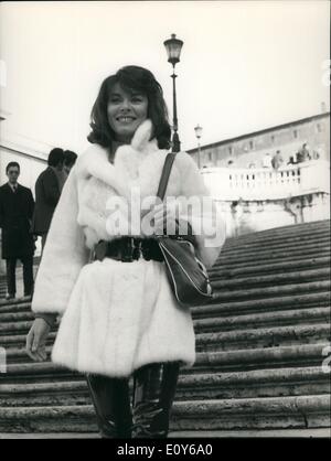 Il 12 Dic. 1968 - Bella bruna British attrice Anne Heywood visto alla scalinata di Piazza di Spagna, come sta andando in giro per Roma, a profitto delle giornate chiare anche se è piuttosto fredda. Lei ha appena terminato il film La signora. Una notizia che ha assicurato i suoi occhi per molti milioni di lire per il Lloyds di Londra. Mostra fotografica di Anne Heywood alla scalinata di Piazza di Spagna. Foto Stock