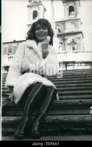 Il 12 Dic. 1968 - Bella bruna British attrice Anne Heywood visto alla scalinata di Piazza di Spagna, come sta andando in giro per Roma, a profitto delle giornate chiare anche se è piuttosto fredda. Lei ha appena terminato il film La signora. Una notizia che ha assicurato i suoi occhi per molti milioni di lire per il Lloyds di Londra. Mostra fotografica di Anne Heywood alla scalinata di Piazza di Spagna. Foto Stock