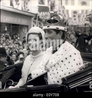 Mar 07, 1969 - investitura del Principe di Galles La Sua Altezza Reale il Principe Carlo è stato investito oggi come il Principe di Galles da Sua Maestà la regina alla cerimonia di premiazione a Caernarfon Castle . Mostra fotografica di:- il Principe del Galles si vede la guida in un autobus aperto con sua madre la regina attraverso le strade di Caernarfon oggi. Foto Stock