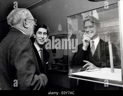 Mar 26, 1969 - Il principe Carlo visita del museo di Stoccolma: Mostra fotografica di Re Gustavo Adolfo di Svezia sembra aver trovato qualcosa per divertire lui, come con il Principe Carlo, che si è recato in visita in Svezia - vogliono il Museo storico di Stoccolma il lunedì, dove il Principe Carlo sembrava molto interessato a quello che lui vide. Foto Stock