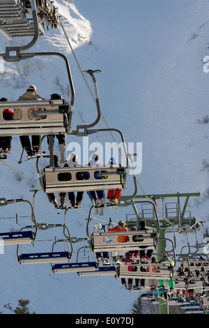 Fila di seggiovie. Le Mont Dore ski resort. Auvergne. Francia Foto Stock