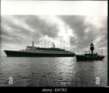 1 gennaio 1969 - la Queen Elizabeth 2 arriva a Southampton: La Queen Elizabeth 2, di 65 000 tonnellate, che costò circa 291/2 milioni di dollari da costruire, zoppicò a Southampton 24 ore in ritardo dopo la sua crociera di prova, e con il mistero guasto delle sue due turbine ancora irrisolte. La foto mostra la Queen Elizabeth 2 che passa davanti al vascello leggero Calshot Spit mentre è diretta a Southampton ieri. Foto Stock