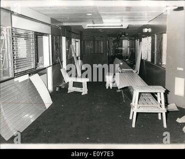 Gen 01, 1969 - Queen Elizabeth 2 arriva a Southampton: 65.000-ton liner Queen Elizabeth 2, il cui costo è stato 291/2 milioni di euro per costruire, limped in Southampton ieri, 24 ore di ritardo dopo la sua difficoltà-ha colpito la crociera di prova e con il mistero problemi con i suoi due turbine ancora irrisolti. Mostra fotografica di molte parti della nave sono complete ma altrove come si vede qui, molto resta ancora da fare. Foto Stock