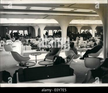 Gen 01, 1969 - Queen Elizabeth 2 arriva a Southampton: 65.000-ton liner Queen Elizabeth 2, che hanno un costo di 9 ore e mezza di ritardo dopo la sua difficoltà hit crociera di prova e con il mistero problemi con i suoi due turbine ancora irrisolti.Mostra fotografica di molte parti della nave, compresi la rosa bianca e la Stanza della Regina sono complete. Foto Stock