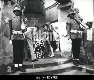 Gen 01, 1969 - Regina Juliana e Prince Bernhard, accompagnato bye Princess Beatrix e il Principe Claus, pagare una visita di Stato in Etiopia fino a inizio febbraio prossimo. La foto mostra la regina Juliana e Prince Bernhard ghirlanda di posa mangiato il Monumento della Vittoria di Addis Abeba. Foto Stock