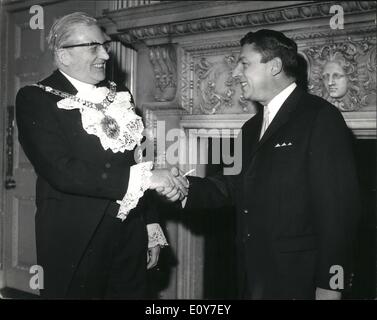 Gen 01, 1969 - Sindaco riceve il vice che disciplinano il sindaco di Berlino. Il sindaco di Londra, sir Charles tinder, ha ricevuto oggi il vice che disciplinano il sindaco di Berlino, alla Mansion House, Londra. La foto mostra il sindaco di Londra, sir Charles trinder (sinistra), raffigurato con il vice sindaco direttivo di Berlino, Herr Kurt neubauer, presso la Mansion House di oggi. Foto Stock