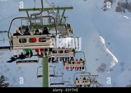 Fila di seggiovie. Le Mont Dore ski resort. Auvergne. Francia Foto Stock
