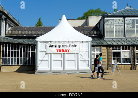 Fiera antiquaria oggi Buxton Pavilion Derbyshire England Regno Unito Foto Stock