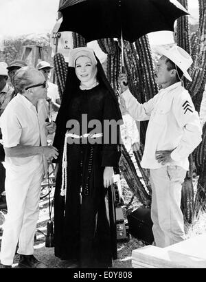 L'attrice Shirley MacLaine in film come nun Foto Stock