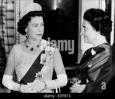 Queen Elizabeth II chat con il primo ministro Indira Gandhi Foto Stock