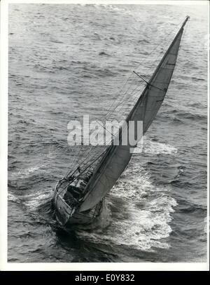 Apr. 04, 1969 - Lone Yachtsman rallentato da Gale: Lone yachtsman Robin Know-Johnston, chi è stato rallentato da un gale force venti, nella parte finale del giro del suo 29,500 miglia di viaggio nonstop in giro per il mondo raffigurato nella sua ketch Suhaili quando scout 100 miglia da Falmouth, dove egli è ora previsto per arriva domani mattina. Foto Stock