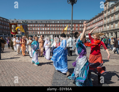 Un gruppo di Hare Krishna devoti passano attraverso la Plaza Mayor nel centro di Madrid, Spagna Foto Stock