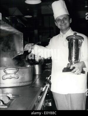 21 gennaio 1969 - Premio Prosper Merimee per la cucina assegnato a Young Paris Chef: Il premio annuale Prosper Merimee per la cucina assegnato allo chef 24 anni di Montrenl, nella periferia di Parigi. La foto mostra: Joel Robuchon, il vincitore, nella foto con il suo trofeo. Foto Stock