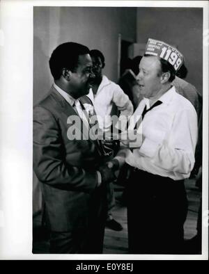 Maggio 05, 1969 - Walter P. Reuther, Pres. United Auto lavoratori Unione consegna la sua unione  sostenendo il sorprendente lavoratori in ospedale in Charleston S.C. di Rev Ralph Abernathy. Foto Stock