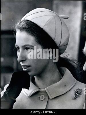 Maggio 05, 1969 - Princess Anne assiste il nuoto Gala: con la mano in bilico nel suo mento, Princess Anne guarda con interesse come si guarda a membri della Gran Bretagna team olimpico, prendendo parte a una piscina di gala, al Crystal Palace centro ricreativo, ieri. La Principessa accompagnata da sua madre, la Regina Elisabetta II, che è il patrono dei dilettanti Associazione di nuoto. Il programma è stato organizzato per celebrare il centenario del A.S.A. Foto Stock