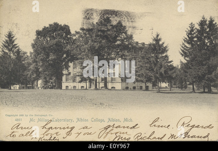 Il laboratorio McMillan dell'Albion College nel Michigan è raffigurato in questa cartolina vintage, che mostra l'impegno dell'istituzione per l'educazione e la ricerca scientifica attraverso la sua architettura e progettazione. Foto Stock