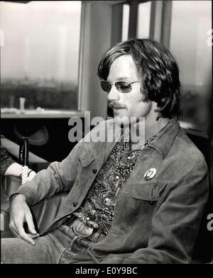 Sett. 02, 1969 - Peter Fonda a Londra per l'apertura di ''Easy Rider''.: Peter Fonda, star e produttore di Easy Rider, arrivato a Londra ieri per l'esclusivo West End premiere presentazione di questo controverso highhly filmand a svolgere un intenso programma di presenze personali e interviste. Egli è venuto a Londra direttamente dall'Edinburgh Film Festival, dove il film è stato un invitato ufficialmente entrata di Gala. Easy Rider illustrato ieri durante una stampa ricezione presso il Royal Lancester Hotel Bayswater, Londra. Foto Stock