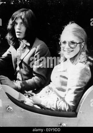 Il cantante Mick Jagger e Marianne fidato lasciare il balletto Foto Stock