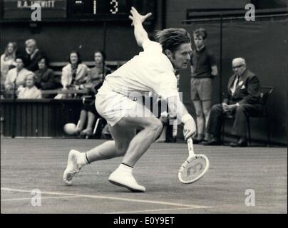 Giugno 06, 1969 - aprire il torneo di Wimbledon primo giorno : Hewitt V Richey : Mostra fotografica C Richey (U.S.A.) visto in azione contro R. Hewitt Foto Stock