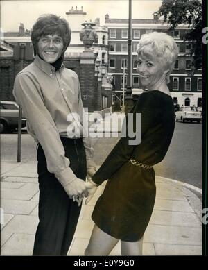 Giugno 06, 1969 - Billy Fury e la moglie di un paio di settimane frequentare la reception per lanciare il suo nuovo disco: cantante pop Billy Fury era accompagnato da sua moglie, ex modello Modello di moda Judith Hall, quando ha sposato recentemente quando ha partecipato ad un ricevimento a E.M.I. uffici per lanciare il suo nuovo disco '' invito per la Mia Rose'', che sarà rilasciato il prossimo 4 luglio. Il giovane è appena tornato da un viaggio di nozze Majerca. Mostra fotografica di mano nella mano Billy Fury e sua moglie Judith sono illustrati a oggi la reception. Foto Stock