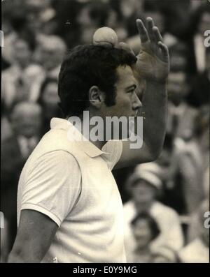 Giugno 06, 1969 - Aprire il torneo di Wimbledon Championship Primo Giorno R.Laver V Peitrangeli:foto mostra N.Pietrangeli Italia mettere la palla o Foto Stock