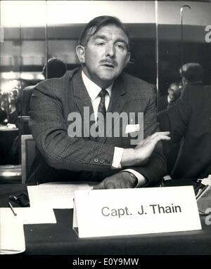 Giugno 06, 1969 - Capitano Thain è cancellata: il Sig. William Rodgers, Ministro di Stato, scheda del commercio ha detto che il governo ha accettato le conclusioni della relazione di cancellazione Capt. Thain di colpa nel crash di Monaco di Baviera che è accaduto 11 anni fa venti tre persone sono morte in crash, compresi otto Manchester United calciatori. La foto mostra il Capitano James Thain visto durante la sua conferenza stampa di questa sera al Savoy Hotel dopo che il governo britannico aveva cancellato di lui la colpa a Monaco di Baviera Aircrash. Foto Stock