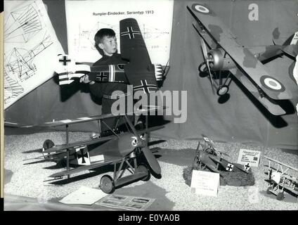 Giugno 09, 1969 - Aero-Club di Nieder-Eschbach in Assia una mostra e la concorrenza su modellini di aeroplani che si è aperta sotto il banner ''e hanno ancora volare.'' i piccoli aerei erano parte di una mostra allestita in aero club stesso(foto). Il modello di aerei provenienti da come lontano come guerra mondiale 1 e tutti furono provati in volo e di atterraggio, spettacolo, e contrassegnate l'atterraggio. Mostrato in questa foto sono: in basso a sinistra: Fokker DR I - 1917/110HP/185 km/hr sopra a sinistra: Fokker D VIII/1918/110HP/204 km/hr Destra: Nieuport 27(Francia) 1917/120HP/186 km/h Foto Stock