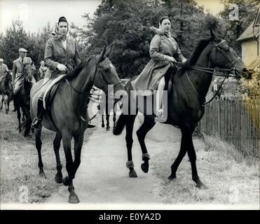 Giugno 20, 1969 - Regina e di altri membri della famiglia reale fuori Cavalcare questa mattina a ascot : La regina la principessa Margaret, Princess Anne e altri membri della famiglia Reale erano fuori cavalcare questa mattina in Ascot Race Course. La foto mostra la regina la principessa Margaret visto fuori di equitazione a Ascot questa mattina. Foto Stock