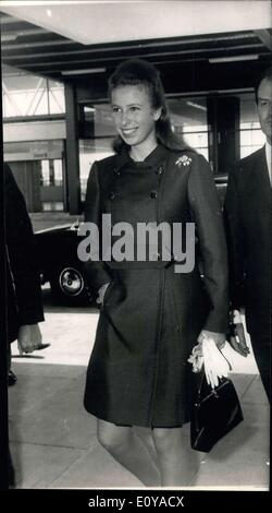 Giugno 28, 1969 - Princess Anne lascia da aria per partecipare a una festa presso l' ambasciata britannica a Parigi. Princess Anne accompagnata dalla principessa Alexandra e suo marito, il sig. Angus Ogilvy, sinistra Aeroporto di Londra oggi per volare a Parigi dove potranno partecipare a una festa presso la sede dell' ambasciata del Regno Unito che è dato dall'Ambasciatore britannico Christopher Soames e sua moglie Maria per loro 21 enne figlio Nicola. e figlia di 19 anni, Emma. Circa 500 ospiti sono attesi alla festa di questa sera. La foto mostra: Princess Anne raffigurato all aeroporto di Londra prima della sua partenza per Parigi oggi. Foto Stock