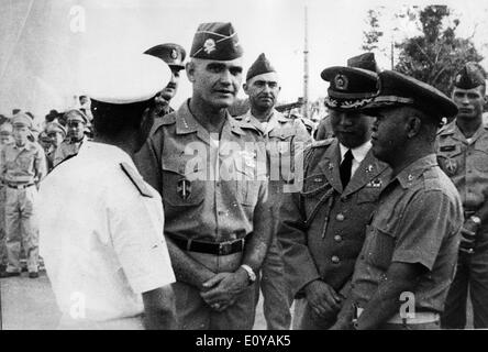 Sep 15, 1969; Londra, Inghilterra, Regno Unito e Stati Uniti Esercito generale WILLIAM WESTMORELAND (1914-2005) mentre si parla di grandi DAVID FAULKNER Foto Stock