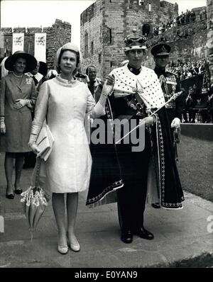 Lug. 07, 1969 - investitura del Principe di Galles al castello di Caenarfon. La foto mostra: La Regina conduce il Principe di Galles da suo Foto Stock