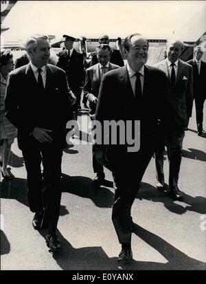 Lug. 07, 1969 - Hubert Humphrey Ex Vice Presidente americano e candidato presidente Hubert Humphrey ha avuto oggi una breve sosta in aeroporto di Copenhagen. Foto Stock