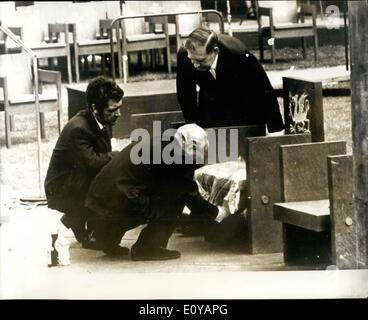 Lug. 07, 1969 - investitura del Principe di Galles. Caernarvon, Galles: Ultimo minuto check da uomini della sicurezza sul cuscino di Queen's sedile sul palco all'interno di Caernarvon Castle oggi. Foto Stock