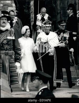 Lug. 07, 1969 - INVESTITURA DEL PRINCIPE DI GALLES A CAERNARVON CASTLE MOSTRA FOTOGRAFICA: della Regina e del Principe di Galles visto al Kings Gate come egli è presentato al popolo gallese dopo la cerimonia di oggi. Foto Stock