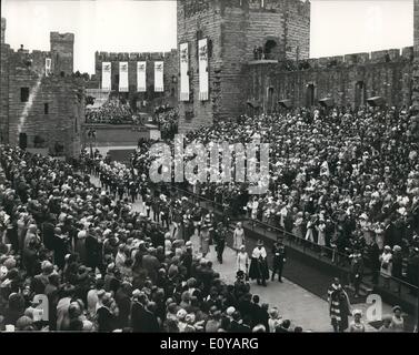 Lug. 07, 1969 - Royal investitura: In Caernarvon Castle, Galles, questo pomeriggio, S.A.R. Il principe Charles fu inventato come il Principe di Galles da sua madre la Regina Elisabetta II La foto mostra una vista generale della processione dopo la cerimonia al Caernarvon questo pomeriggio. Foto Stock