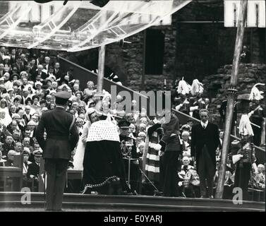 Lug. 07, 1969 - Royal investitura: In Caernarvon Castle, Galles, questo pomeriggio, S.A.R. Il principe Carlo è stato investito come il Principe di Galles da sua madre H.M. La regina Elisabetta II. La foto mostra (da sinistra a destra) H.R.M. Il principe Charles, H.M. La regina Elisabetta II e del Principe Filippo durante la cerimonia in Caernavaron questo pomeriggio. Foto Stock