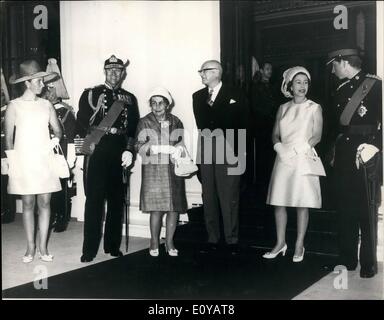 Lug. 07, 1969 - Presidente della Finlandia sulla visita di Stato: il presidente della Finlandia, Dr Urho Kekkonen e Madane Kekkonen, arrivati in Foto Stock