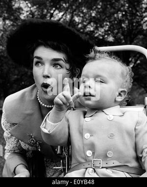 L'attrice Dawn Addams con il figlio Stefano Massimo Foto Stock