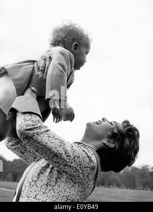 L'attrice Dawn Addams tenendo il figlio Stefano Massimo Foto Stock