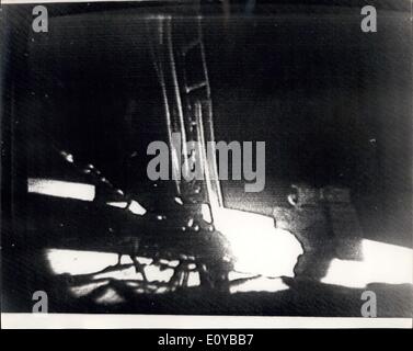 Lug. 21, 1969 - uomo sulla luna : Mostra fotografica di questo NASA foto ufficiale, radioed a Londra da Sydney, Australia, mostra astronauta americano Neil Armstrong a camminare sulla luna. Egli e Col. Edwin ''Buzz" Aldrin divenne il primo uomo sulla luna la scorsa notte quando Apollo 11's modulo lunare Eagle sbarcati sulla superficie della luna. Foto Stock