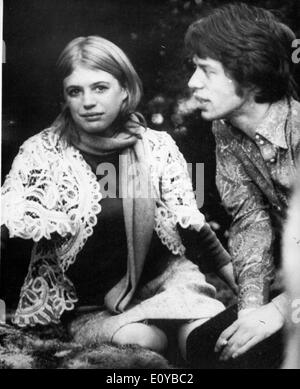 Il cantante Mick Jagger visite Marianne fidato in ospedale Foto Stock