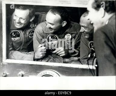 Lug. 29, 1969 - Apollo 11 Splashdown: anche se separati da una finestra del Mobile per impianto di quarantena., Presidente Richard M. Nixon e Apollo 11 astronauti (L a R), Schappe Armstrong, Michael cellins e Edwin Aldria condividere una risata seguenti splashdown e il ripristino in oceano Pacifico il 24 luglio 1969. Il presidente ha salutato i piloti nello spazio a bordo della USS Mornet, il primo recupero nave, poco dopo il loro splashdown Foto Stock