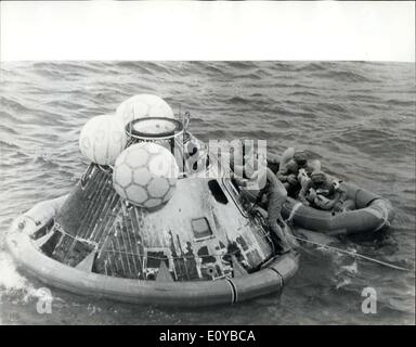 Lug. 29, 1969 - Apollo 11 Splashdown: l'Apollo astronauti guarda pararescuemen Lt. Clancey Hatleberg vicino la loro navetta spaziale il portello seguente splashdown nell'oceano pacifico sulla luglio 24th, 1969. 900 niles a sud-ovest di Hawail, astronauti Neil Armstrong, Michael Collins e Edwin Aldria sono volato in elicottero alla USS Momot, primo recupero nave, dove hanno inserito il loro cellulare impianto di quarantena. Armstrong e Aldrin condotta uomo prima esplorazione della superficie lunare. (I tre sacchetti gonfiati riposizionato la navicella in posizione verticale dopo che essa aveva girato dopo gli spruzzi verso il basso. Foto Stock